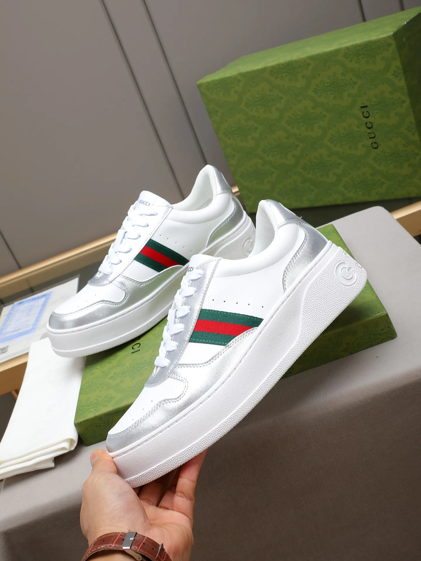 PP420 new men's shoes GUCCI fashion trend, made of first-layer calfskin➕breathable mesh lining! The foot feels super comfortable and the workmanship is impeccable. The original ultra-light outsole, size: 38-44 (45 customized), 5 colors to choose from!